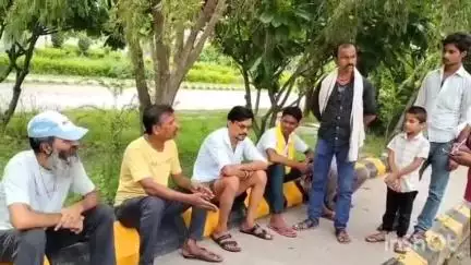 बांदा: भूरागढ़ बाईपास इलाके में अज्ञात वाहन की टक्कर से बाइक सवार एक युवक की मौत, दूसरा गंभीर घायल, कानपुर मेडिकल कॉलेज रेफर