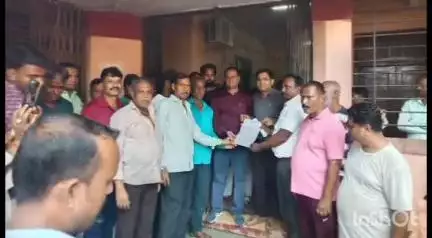 आलोट: नगर परिषद में सफाई कर्मचारियों ने मांगों को लेकर मुख्य नगर पालिका अधिकारी को दिया ज्ञापन