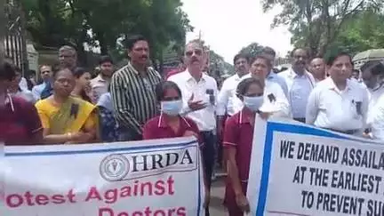 హన్వాడ: వైద్యులపై దాడులకు నిరసనగా ఇండియన్ మెడికల్ కౌన్సిల్ ఆధ్వర్యంలో  నిరసన ర్యాలీ