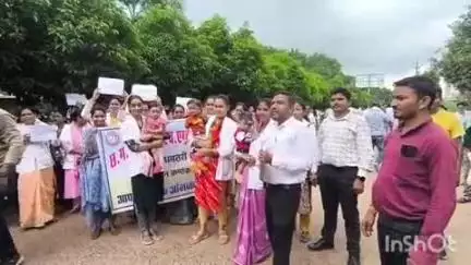 धमतरी: छत्तीसगढ़ प्रदेश एनएचएम कर्मचारी संघ ने धमतरी कलेक्ट्रेट में किया प्रदर्शन, 10 सूत्रीय मांगों को लेकर सौंपा ज्ञापन