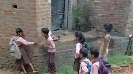 कासगंज: सैलई गांव में जल भराव के बीच स्कूल जाने को मजबूर बच्चे, वीडियो सोशल मीडिया पर हुआ वायरल