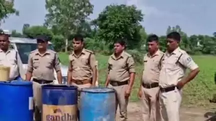अशोक नगर: आबकारी विभाग ने माधौगढ़ गांव में अवैध शराब के ठिकाने पर दबिश दी, 850 लीटर लहन नष्ट किया