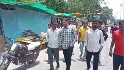 मुर्तीजापूर: स्टेशन विभागातील मुख्य रस्त्याच्या कडेला असलेल्या व्यवसायींकाच्या अतिक्रमणांवर नगर परिषदने चालवला बुलडोझर