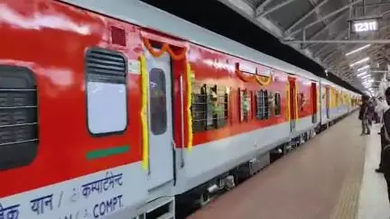 विरासत और आधुनिक तकनीक का मिलन!
#NetajiExpress (12311/12) अब दौड़ेगी LHB रैक के साथ।
अधिक सुरक्षा,अधिक सुविधा और बेहतर अनुभव के साथ।
रेल प्रेमियों ने किया गर्मजोशी से स्वागत!
#railminindia