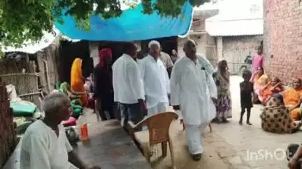धनघटा: पुलिस कस्टडी में वारंटी की मौत के मामले की सूचना पर नगुवा गांव पहुंचे पूर्व विधायक अलगू प्रसाद चौहान