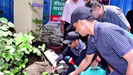 बागेश्वर: बागेश्वर में हरेला पर्व पर जिलाधिकारी ने जिला अस्पताल में वृक्षारोपण किया, मरीजों का हाल जानने के लिए किया निरीक्षण