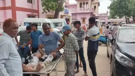मथुरा: गांव गाठौली में युवक के साथ दबंगों ने की मारपीट, घायल को अस्पताल में कराया गया भर्ती