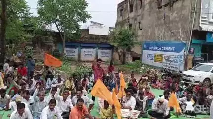 अशोक नगर: भारतीय किसान संघ ने कलेक्ट्रेट कार्यालय के बाहर धरना देकर प्रदर्शन किया, ज्ञापन सौंपा