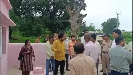 उचेहरा: सतना DM ने ग्राम पंचायत भरहटा में 22 जुलाई को होने वाले मतदान के लिए पोलिंग बूथ का अवलोकन किया