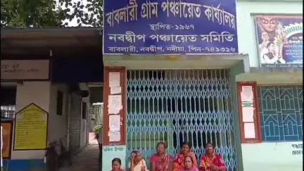 নবদ্বীপ: বেহাল রাস্তা মেরামতের দাবিতে বাবলারি পঞ্চায়েত ভবনের তালা দিয়ে ধর্ণায় মহিলা সহ এলাকাবাসী,ঘটনাস্থলে পুলিশ