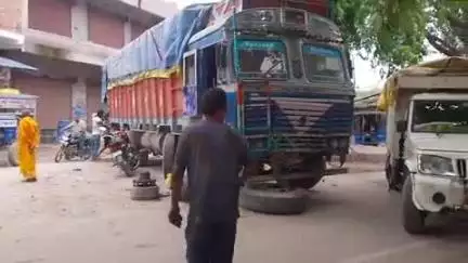 कुचायकोट: थाना क्षेत्र के बघउच मोड़ पर सीमेंट से लदा ट्रक हुआ खराब, लोगों को हो रही है परेशानी