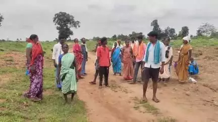 ఖానాపూర్: తాము సాగు చేసుకుంటున్న భూములను తమకే ఇవ్వాలని డిమాండ్ చేస్తున్న గోండుగూడ రైతులు #localissue