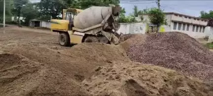 मुंगेली: सड़क निर्माण में घटिया सामग्री के उपयोग से ग्रामीण नाराज़, ग्रामीणों ने कार्यपाल यंत्री से की शिकायत