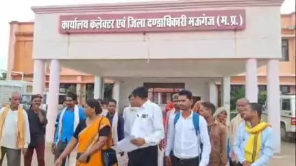 मऊगंज: घुरेहटा कला के आदिवासियों ने कलेक्टर मऊगंज को सौंपा ज्ञापन, कहा- 'बुलडोजर से मकान न गिराएं'