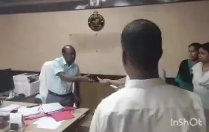 କଟକ ପୌରାଞ୍ଚଳ: ଦରଘାବଜାର ସ୍ଥିତ ନେତାଜୀ ସ୍ମାରକୀ ପରିସରରେ ଥିବା ନୂତନ ପାର୍କଭାଙ୍ଗି ଆରଆଇ କାର୍ଯ୍ୟଳୟ  ନିର୍ମାଣ ବିରୋଧରେ ବୁଧବାର ଦାବିପତ୍ର ପ୍ରଦାନ।