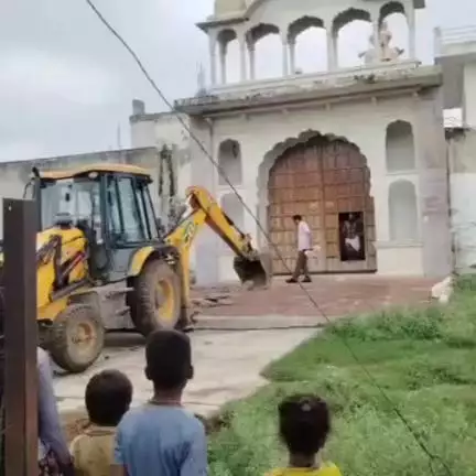 थानागाजी: थानागाजी में राम मंदिर पर रेम्प व टाइल तोड़ने पर ग्रामीण हुए आकर्षित, बाजार बंद रखने का लिया निर्णय