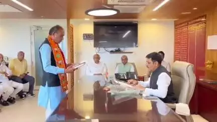 આજે ગુજરાત વિધાનસભા ખાતે કડી વિધાનસભા મતવિસ્તારના નવનિયુક્ત ધારાસભ્ય શ્રી રાજેન્દ્રભાઈ ચાવડાને વિધાનસભાના અધ્યક્ષ શ્રી શંકરભાઈ ચૌધરીએ શપથ લેવડાવ્યા. 

આ પ્રસંગે માનનીય મુખ્યમંત્રી શ્રી ભૂપેન્દ્રભાઈ પટેલ, પૂર્વ નાયબ મુખ્યમંત્રી શ્રી નીતિનભાઈ