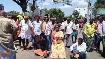 ఆత్మకూరు: అనంతసాగరంలో యూరియా కోసం రోడ్డుపై బైటాయించి నిరసన తెలిపిన రైతులు