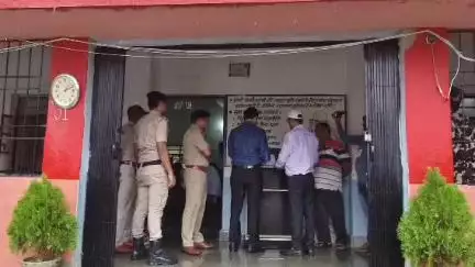 डुमरा: सीतामढ़ी: डीएम-एसपी ने सिपाही भर्ती परीक्षा केंद्र पर पहुंचकर किया औचक निरीक्षण