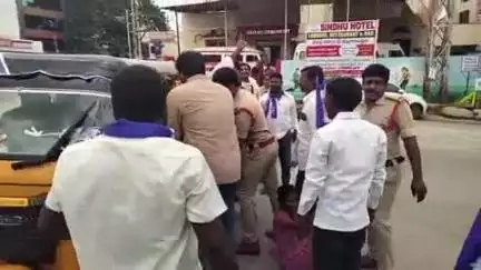 హన్వాడ: రాష్ట్ర ప్రభుత్వం  మాదిగల భూముల సమస్య లు పరిష్కారం చెయ్యాలని  డిమాండ్ చేస్తూ రాస్తారోకో ని అడ్డుకున్న పోలీసులు