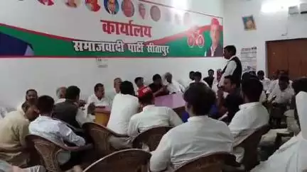 सीतापुर: समाजवादी कार्यालय में मासिक बैठक के दौरान नेताओं ने PDA में लोगों को जोड़ने का दिया सुझाव