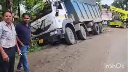 अनूपपुर: जानवरों को बचाने के प्रयास में अनियंत्रित हुआ ट्रक, एक बड़ी दुर्घटना टली