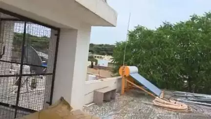 छत से मारे पत्थर