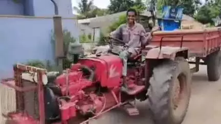 బూర్గంపహాడ్: బూర్గంపాడు మండలం తాళ్ల గోమ్మూరులో పట్టపగలే అక్రమ ఇసుక దందా
