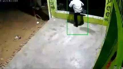 कन्नौज: उदैतापुर स्थित किराना दुकान में चोरी, सीसीटीवी में दिखे अज्ञात संदिग्ध चोर
