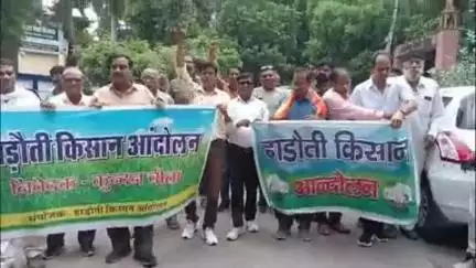 लाडपुरा: हाडौती किसान आंदोलन के कार्यकर्ताओं ने छापेमारी तेज करने की मांग को लेकर संयुक्त निदेशक कृषि विभाग को दिया ज्ञापन