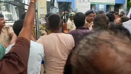 বালুরঘাট: বুধবার দক্ষিণ দিনাজপুরে কৃষি দপ্তরে কৃষকদের ডেপুটেশন ঘিরে চরম উত্তেজন