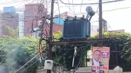 कानपुर: फोटो होटल लिटिल सैफ के पास कचहरी रोड पर लगे ट्रांसफार्मर के तार में लगी आग, युवक ने सूझबूझ से आग पर पाया काबू