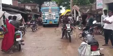 डंडई: जरही बाज़ार में सड़क किनारे सब्जी दुकानों से बढ़ा खतरे, ग्रामीणों का फूटा गुस्सा