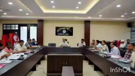 आदित्यपुर गम्हरिया: जिला मुख्यालय सभागार में उपायुक्त ने की राजस्व एवं आंतरिक संसाधनों की समीक्षा, राजस्व संग्रहण में तेज़ी लाने के निर्देश