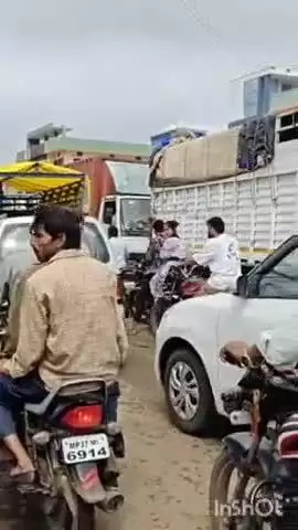 आष्टा: आष्टा में 1 घंटे तक जाम में फंसी रही एंबुलेंस हाट बाजार में अव्यवस्थित पार्किंग से लोग हुए परेशान #jansamasya