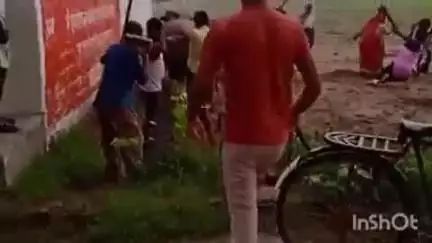 सादाबाद: गोविंदपुर में अतिक्रमण की शिकायत करने पर पीड़ित को पड़ा भारी, दबंगों ने लाठी-डंडों से मारपीट कर किया घायल, वीडियो वायरल