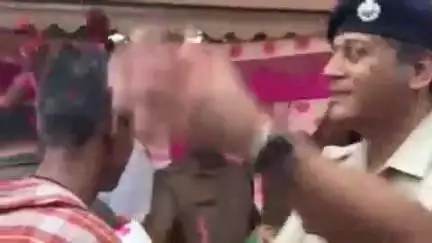 हरिद्वार: अलकनंदा तिराहे पर डीएम मयूर दीक्षित और एसएसपी प्रमेंद्र सिंह डोबाल ने कांवड़ियों पर बरसाए फूल, फल और जल का वितरण