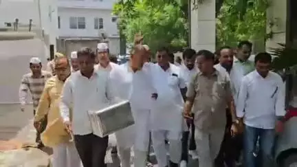 भीलवाड़ा: यूआईटी की ऑनलाइन लॉटरी के विरोध में कांग्रेस ने पीपा बजाकर किया प्रदर्शन, सौंपा ज्ञापन