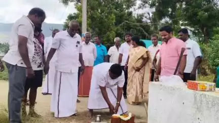 திருப்பத்தூர்: பூனைக்குட்டி பள்ளம் பகுதியில் தார்சாலை அமைக்கும் பணியை துவக்கி வைத்த எம்எல்ஏ தேவராஜ்