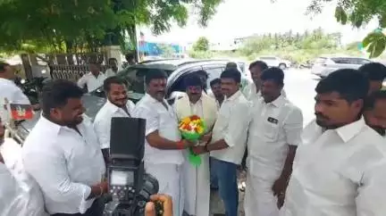 புதுக்கோட்டை: EPS புதுக்கோட்டை வருகை - அசோக் நகர் அதிமுக அலுவலகத்தில் கட்சியினருடன் ஆலோசனையில் ஈடுபட்ட விஜயபாஸ்கர் MLA