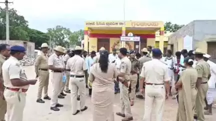 ಇಳಕಲ್‌: ಇಳಕಲ್ ತಾಲೂಕಿನ ಸಂಕ್ಲಾಪೂರ ಗ್ರಾಮದಲ್ಲಿ ಮನೆ ಮನೆಯತ್ತ ಹೊರಟ ಗ್ರಾಮೀಣ ಪೋಲಿಸರು ಯಾಕೆ ನೋಡಿ..