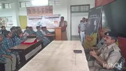 अजयगढ़: संदीपनी स्कूल में"नशे से दूरी है जरूरी"अभियान  अजयगढ़ पुलिस ने छात्र छात्राओं को दी नशा मुक्ति की प्रेरणा
दिलाई गई शपथ