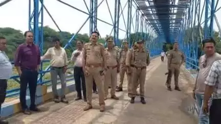 बाह: एसडीएम बाह ने चंबल नदी के बढ़ते जलस्तर का लिया जायजा