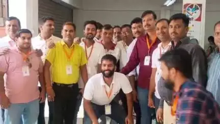 निचलौल: निचलौल में मारवाड़ी युवा मंच ने आयोजित किया मेगा डोनेशन कैंप, जरूरतमंदों को बांटे वस्त्र