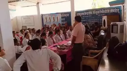 रीठी: रीठी स्वास्थ्य केंद्र में स्वास्थ्य कर्मियों की समीक्षा बैठक, बीएमओ ने दिए बेहतर कार्य के निर्देश