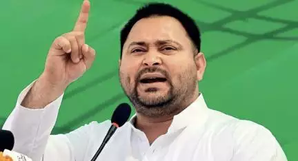 तेजस्वी यादव को सुनने के लिए बारिश में भी डटे रहे लोग, तेजस्वी ने कहा- साथियों ने कुर्सी को छाता बना लिया