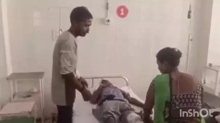 उन्नाव: उन्नाव अकरम पुर के पास खड़े ट्रक में ऑटो जा घुसा, तीन लोग हुए घायल, जिला अस्पताल में भर्ती