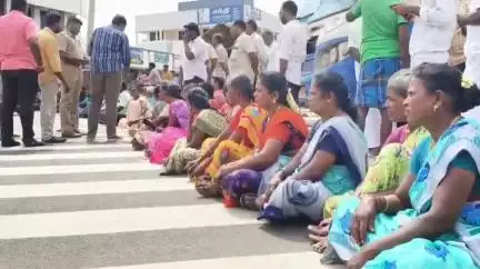 புதுக்கோட்டை: மனமகிழ் மன்றம் திறக்க எதிர்ப்பு தெரிவித்து அசோக் நகரில் சாலை மறியல் ஈடுபட்ட பொதுமக்களால் போக்குவரத்து பாதிப்பு