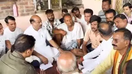दीगोद: लोकसभा अध्यक्ष ओम बिरला और ऊर्जा मंत्री हीरालाल नागर ने निमोदा हरिजी गांव में मृतकों के परिजनों से की बातचीत