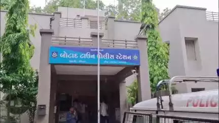 શહેરમાં એક્સિસ બેન્ક પાસે પાર્ક કરેલું મોટરસાયકલ ની કોઈ અજાણ્યા ઇસમ દ્વારા ચોરી કરવામાં આવતા પોલીસ ફરિયાદ નોંધાઈ